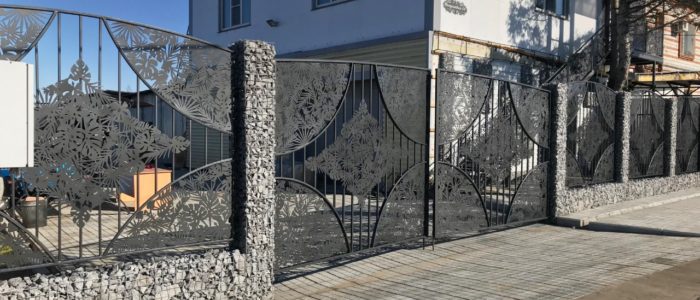 ЗАБОР С ДЕКОРОМ И ГАБИОНАМИ